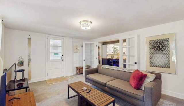Quiet, walkable 2BR with pool, gardens & 2 patios in Portland