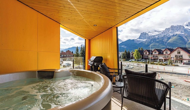 Ravens Nest - Private Hot Tub! in Canmore