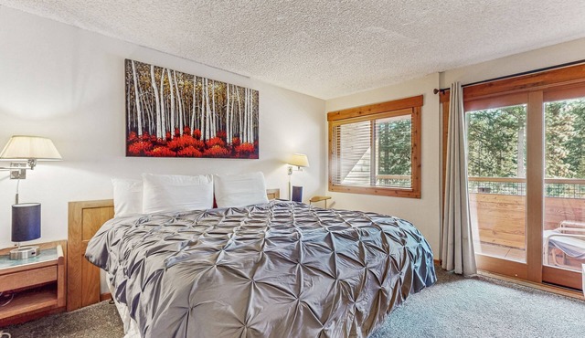 Second-level studio with mountain views - pool & covered balcony in Tahoe City