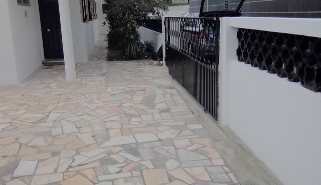 Single-story, 80 m² with a quiet garden, 300 m from the beach; air-conditioned, Wi-Fi, TV, pet-friendly