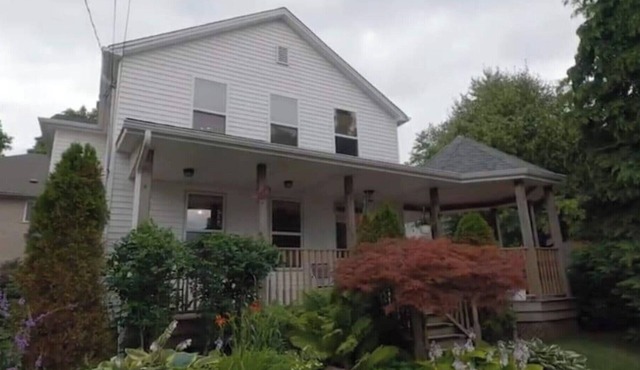 Spacious 2 Story House with Beautiful Garden in Niagara Falls