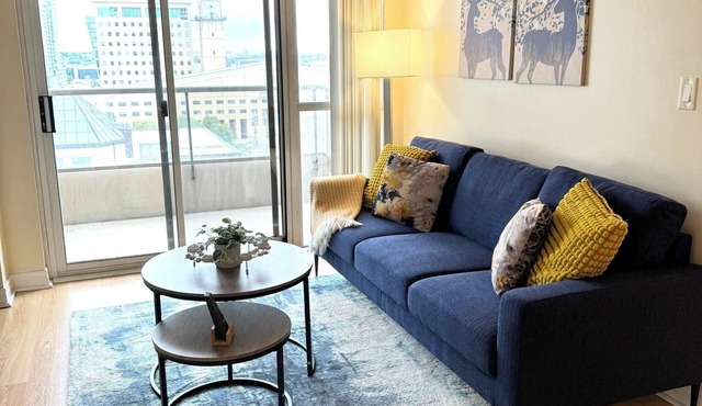 Spacious 3 bedroom 2 bathroom condo in the heart of Mississauga w/parking! in Mississauga