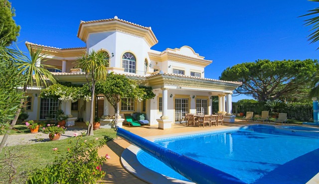 Spacious 4 bedroom villa in quiet location with sea views