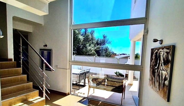 Spacious 6-bedroom villa in charming Portimão with AC and pool