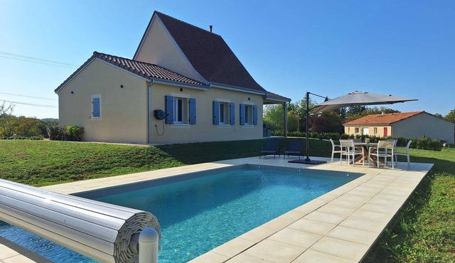 Spacious dream accommodation with heathed pool in the heart of the Dordogne! in Meyrals