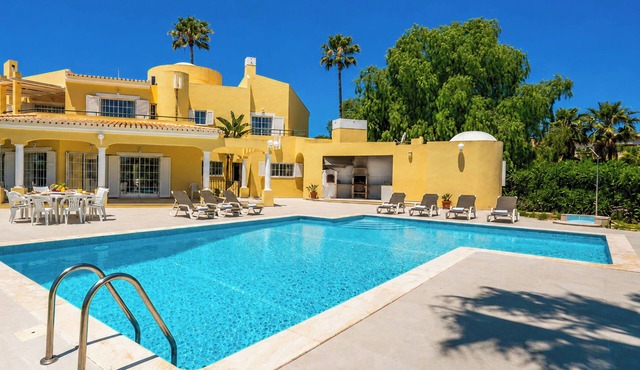 Spacious Family Villa with Pool in Vale do Lobo