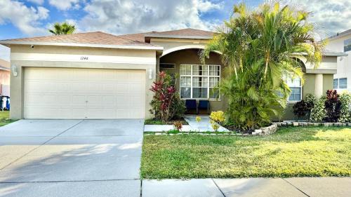 Spacious House with Pool and Hot Tub near Tampa in Brandon