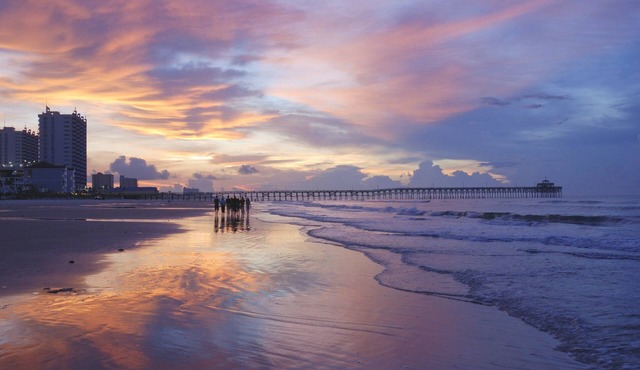 Spacious Oceanfront Resort with Onsite Restaurant, 5 Pools, 2 indoor Pools and Beach Access in Myrtle Beach