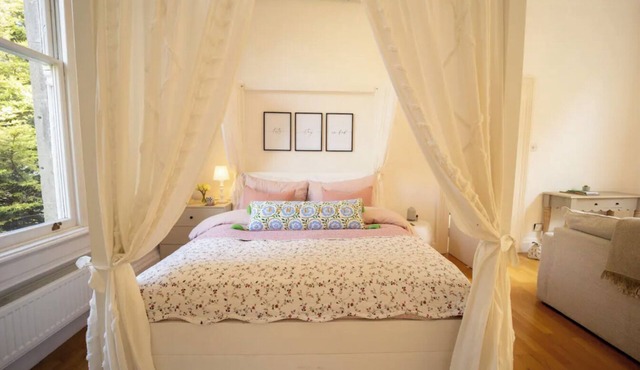 Spacious Studio Apartment in Central Bath - Sleeps 2, Parking Available in Bath
