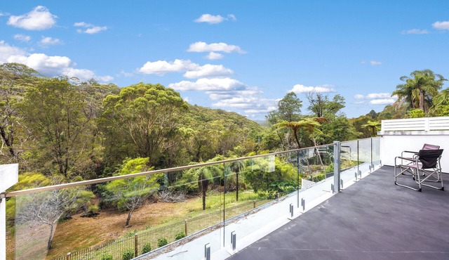 Spacious & Sunny House, Fantastic Bush Views, quiet and central location in East Killara