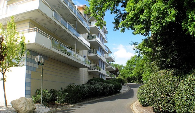 Spacious T3 with Terrace, Parking, and Pool - Near Arcachon Center and Beach in Arcachon