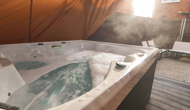 STEAM AND STAY @ HOOLE, pet friendly, with hot tub in Hoole in Chester