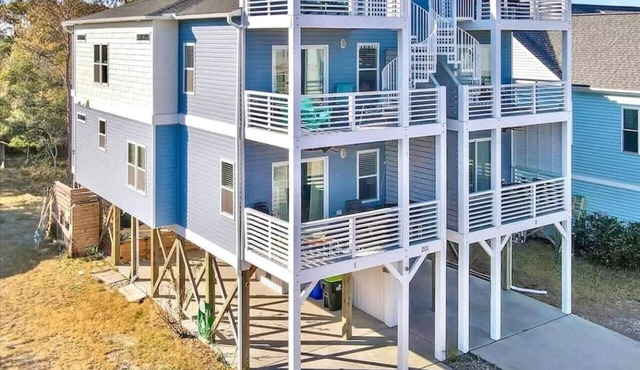 Steps from beach and boardwalk! in Carolina Beach
