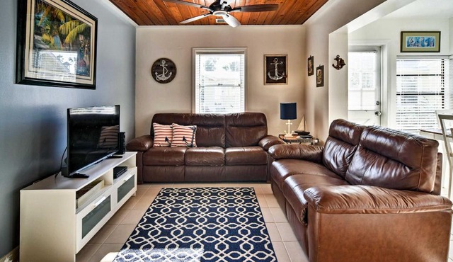Steps to Beach, Cabana: Indian Shores Cottage in Clearwater Beach