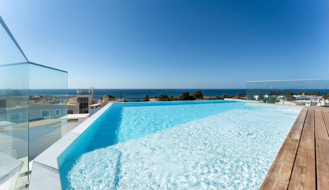 Stunning 3 BDR Flat W/Rooftop Pool by LovelyStay