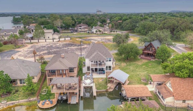 Stunning Luxury Lake Waterfront Home w/Fire pit! in Horseshoe Bay