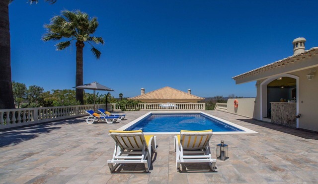 Stunning private villa for 4 people with WIFI, A/C, pool, TV and terrace