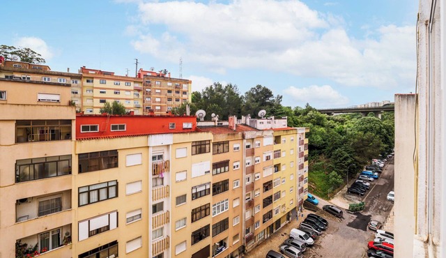 Stylish 2BR Flat with Balcony & Views in Belas