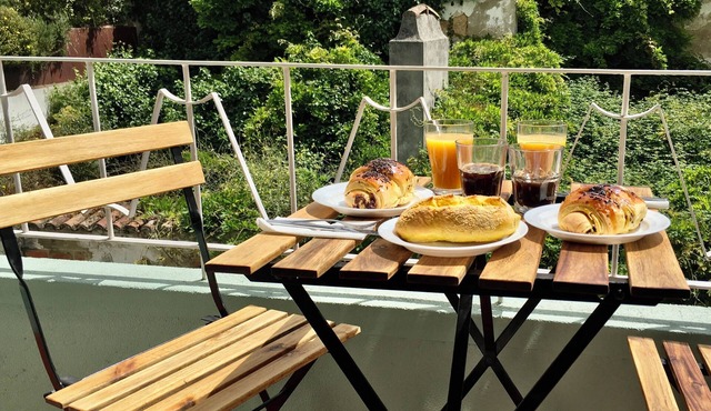 Stylish Historic Retreat | Walk to Castle, Beaches & Lisbon