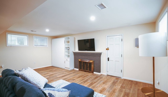 Stylish Studio Basement in Washington