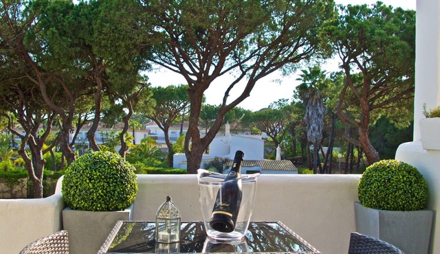 Stylish Vale do Garrão Townhouse, Sleeps 6 Near Beach, and Golf