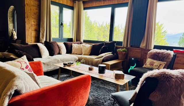 SUBLIME BAS DE CHALET DE STANDING en duplex AUX ANGLES -Space for billiards and cinema in Les Angles