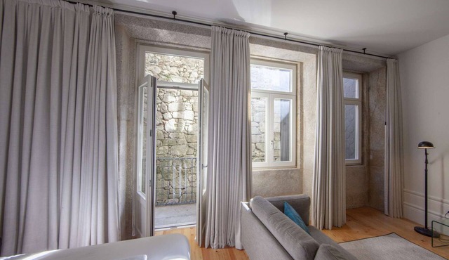Suite with a double bed and air conditioning
