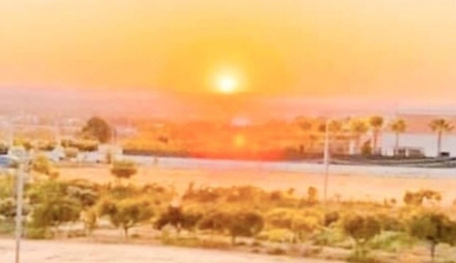 Sunrise view family ,swimming pool with close to beach !
