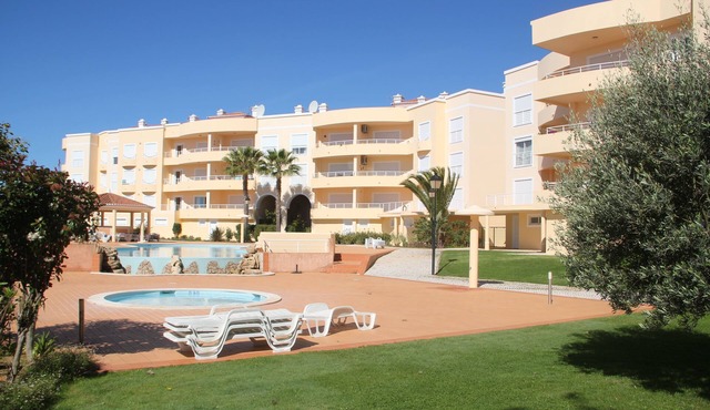Superb 2-bedroom Luz Apt has AC, Wi Fi, Pool, near restaurants & beach!