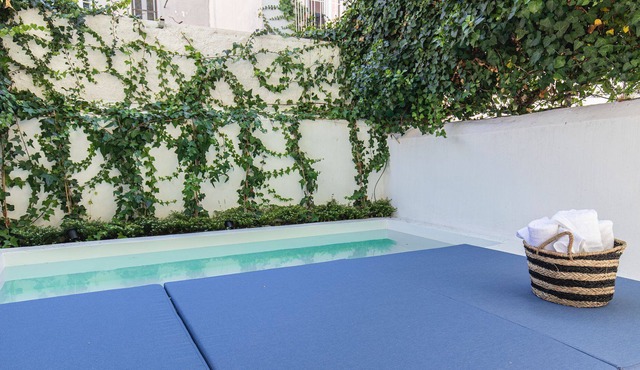 The Blue Pool House by LovelyStay