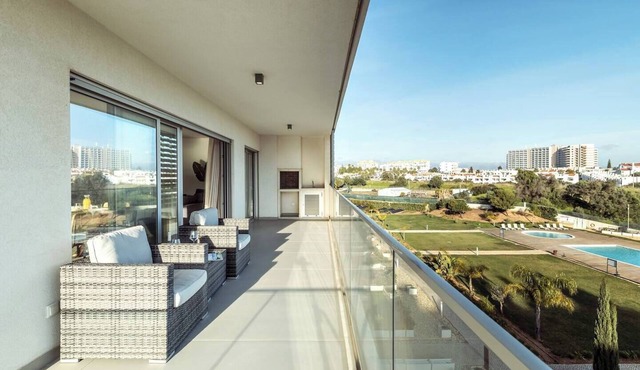 The Green Escape – Albufeira Poolside Retreat
