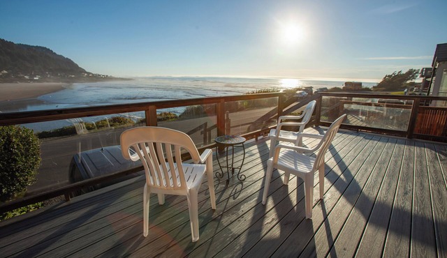 The Whales are migrating! Watch from our deck! Walk to everything! in Yachats
