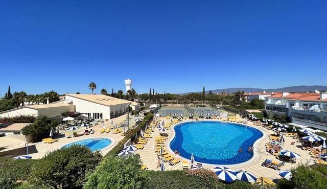 This place spells H-O-L-I-D-A-Y. Beautiful 2 bed, top floor apt.over the pool