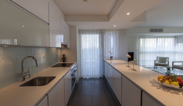 Three 1BR Deluxe Condos w/Kitchens & Free Parking, Near Arrábida Natural Park in Carvalhal