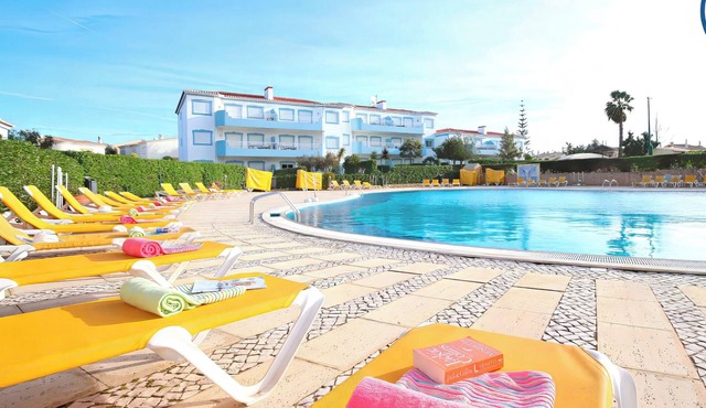 Townhouse pool and jacuzzi in Portimão