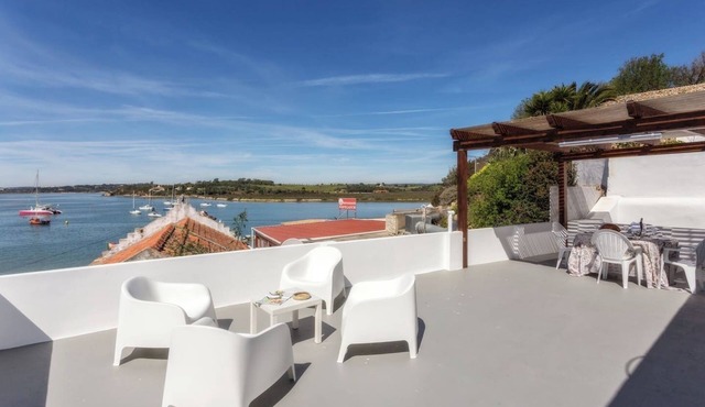 Traditional house by Alvor Estuary with terrace and open views. Ideal for up to 4 guests, within walking distance of the beach and village centre.