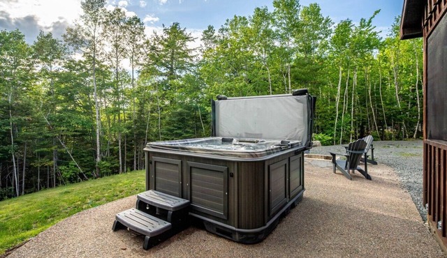 Treeside Retreat with Hot tub in Windsor