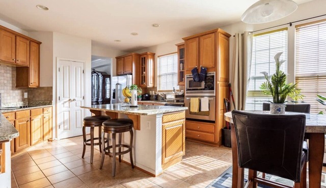 Van Gogh 1- Executive Room in a single family home! in Rosedale