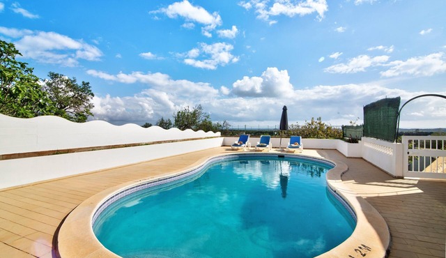Vila Casa do Cerro with Pool, Garden & Wi-Fi