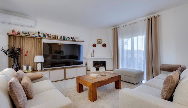Villa Arpeggio 3-Bed Private Pool Villa ·Fireplace · 5 Min to Praia da Luz Beach