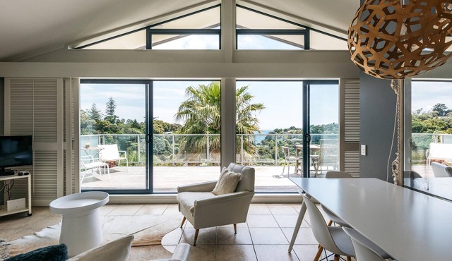 Villa Blanca - Villa Blanca is the perfect holiday accommodation if you are seeking quality accommodation for up to 4 guests. This Villa is in located at the lowest point of the resort, making access in and out easy. Its elevated position offers wond in Waiheke Island