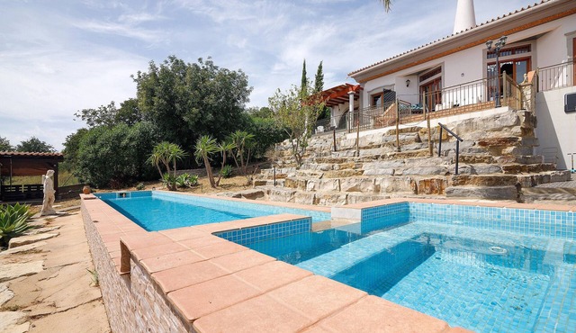 Villa 'Casa Miradouro' with Sea View, Shared Pool and Air Conditioning