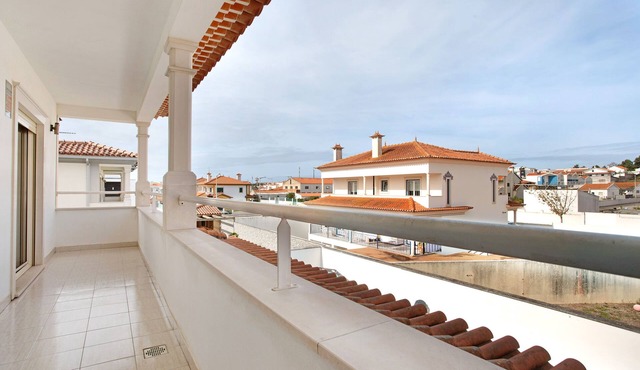 Villa 'Estrelinha Nazaré' with Private Terrace, Balcony and Wi-Fi