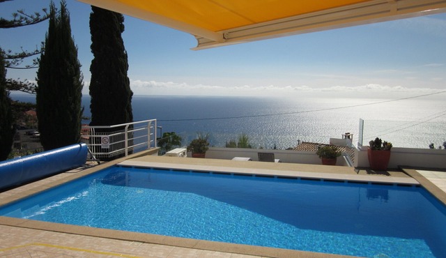Villa Hansen in Funchal suburb, Pool, Sea-views, Garden, BBQ, Beach !