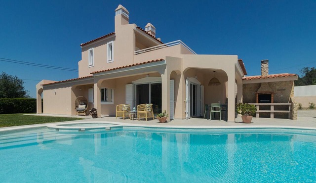 Villa Juliet - Recently renovated beach vacation villa with air conditioning and pool heating