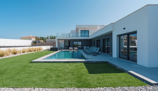 Villa Locki, jacuzzi, swimming pool and sea view