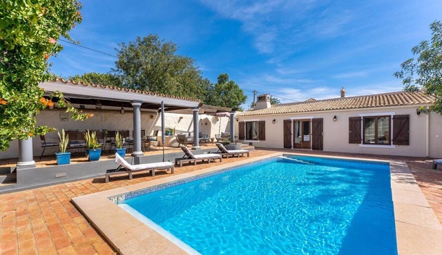 Villa 'Quinta Padeiro' with Private Pool, Wi-Fi and Air Conditioning