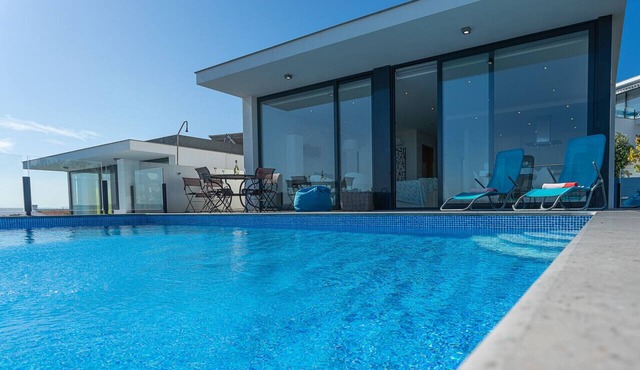 Villa São Martinho - Modern Villa with private swimming pool and sea views