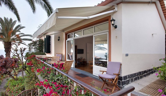 Villa 'Vila Calaça 2' with Sea View, Wi-Fi and Air Conditioning