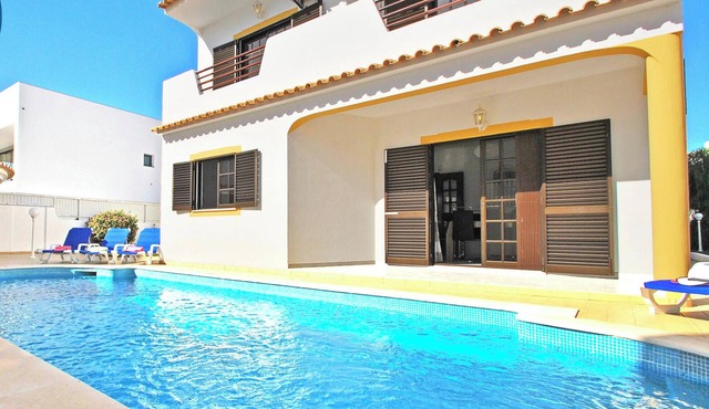 Villa w/heatable pool & BBQ near the beach